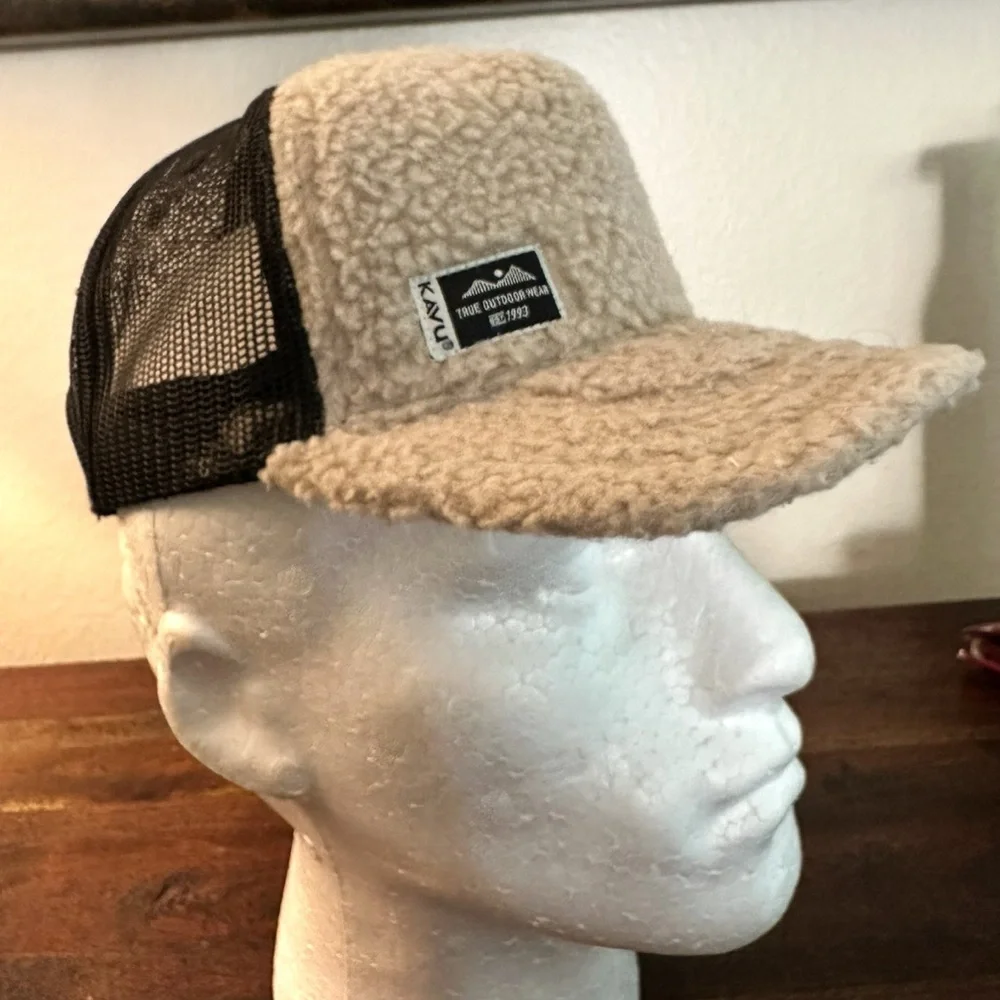 KAVU Fur Ball Trucker Hat Adjustable Fleece Hat Five‎ Panel Cap